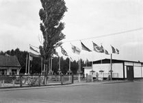 153820 Afbeelding van vlaggen bij het N.S.-station Kerkrade te Kerkrade.